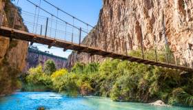 Un labirinto di roccia rossa e ponti di legno dove il tempo si è fermato: Canyon del Turia, spettacolo spagnolo