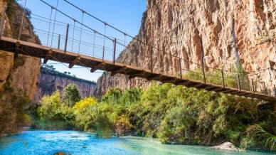 Un labirinto di roccia rossa e ponti di legno dove il tempo si è fermato: Canyon del Turia, spettacolo spagnolo