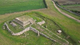 In Sardegna c’è una piramide che sembra arrivare da un’altra civiltà: è il Santuario prenuragico Monte d’Accoddi