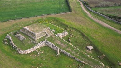 In Sardegna c’è una piramide che sembra arrivare da un’altra civiltà: è il Santuario prenuragico Monte d’Accoddi