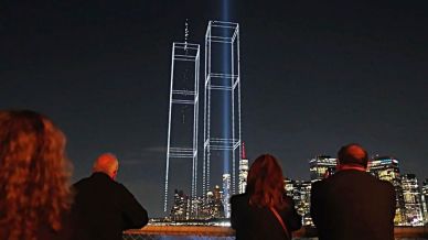 Torri Gemelle, 25 anni dopo: migliaia di droni e arte per ricordarle