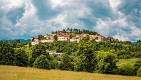 C’è chi lo definisce il Borgo delle Meraviglie: Štanjel, il gioiello del Carso sloveno