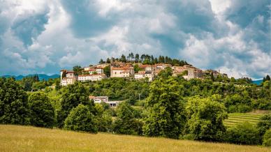 C’è chi lo definisce il Borgo delle Meraviglie: Štanjel, il gioiello del Carso sloveno