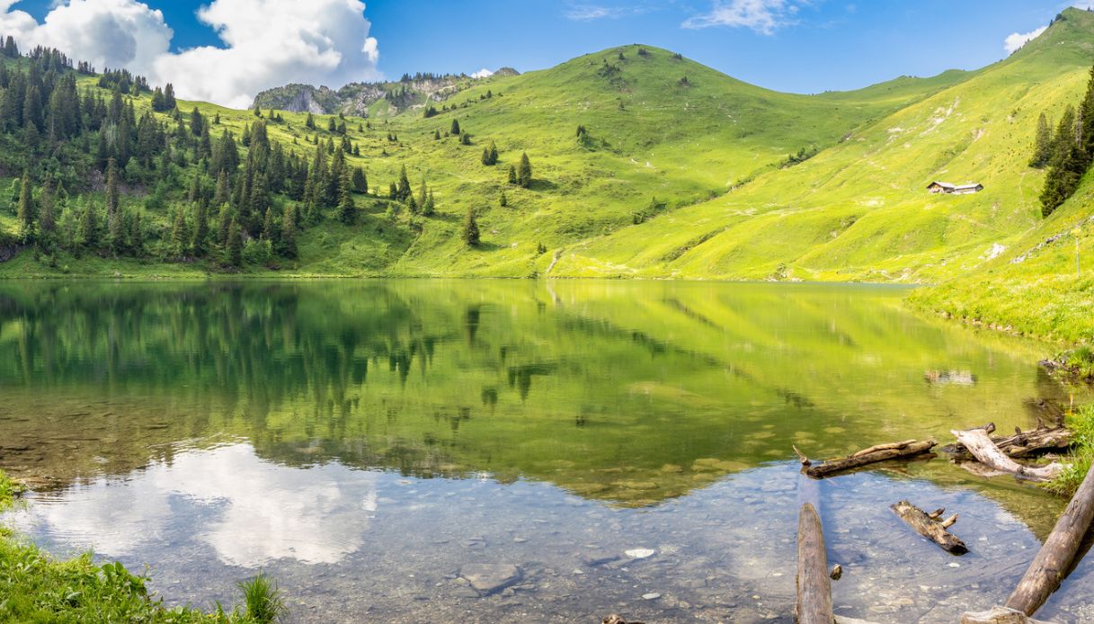 Lago Oberstockesee vicino alla vetta dello Stockhorn, Svizzera