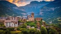 Tra i tetti in ardesia di Torla, il borgo dei camini delle streghe e dei giganti di roccia spagnoli