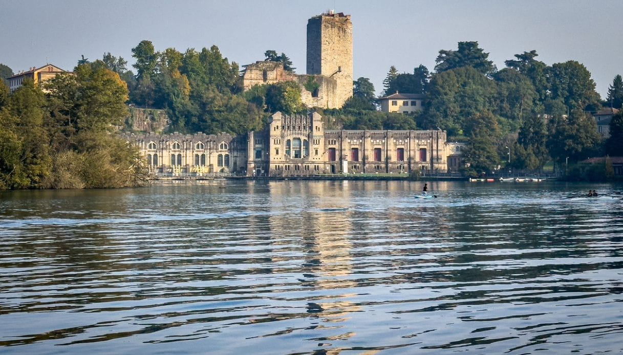 Veduta del fiume Adda, della centrale di Taccani e del Castello di Visconteo a Trezzo sull'Adda, Lombardia