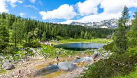 Valle dei Sette Laghi, il grande anfiteatro d’acqua e roccia nel cuore delle Alpi Giulie