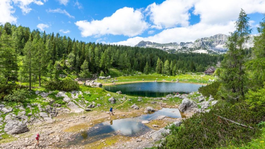 Valle dei Sette Laghi, il grande anfiteatro d’acqua e roccia nel cuore delle Alpi Giulie