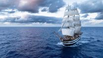 Il veliero Amerigo Vespucci torna a solcare il mare di Napoli