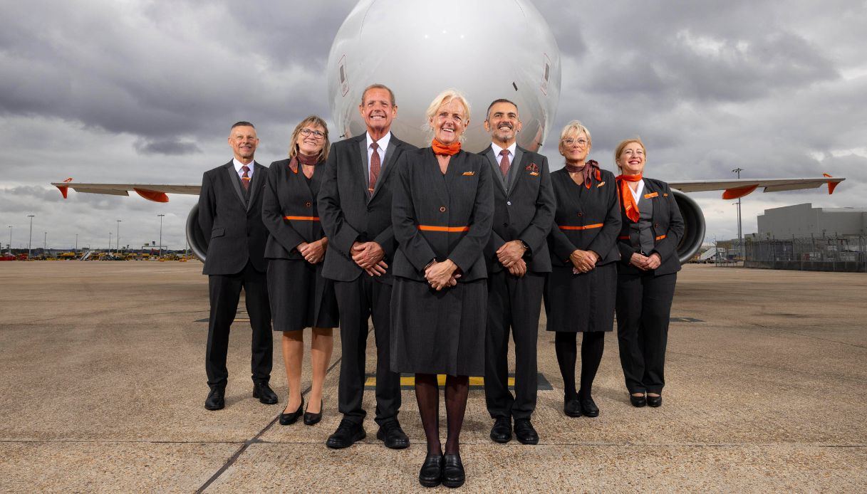 Boom di assistenti di volo over 50: sempre più persone cambiano vita a bordo di un aereo