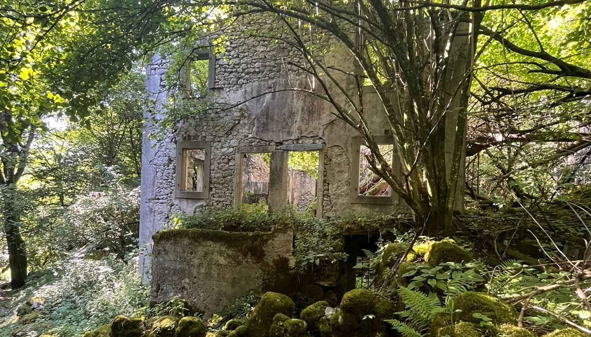 Un edificio in rovina a Palcoda