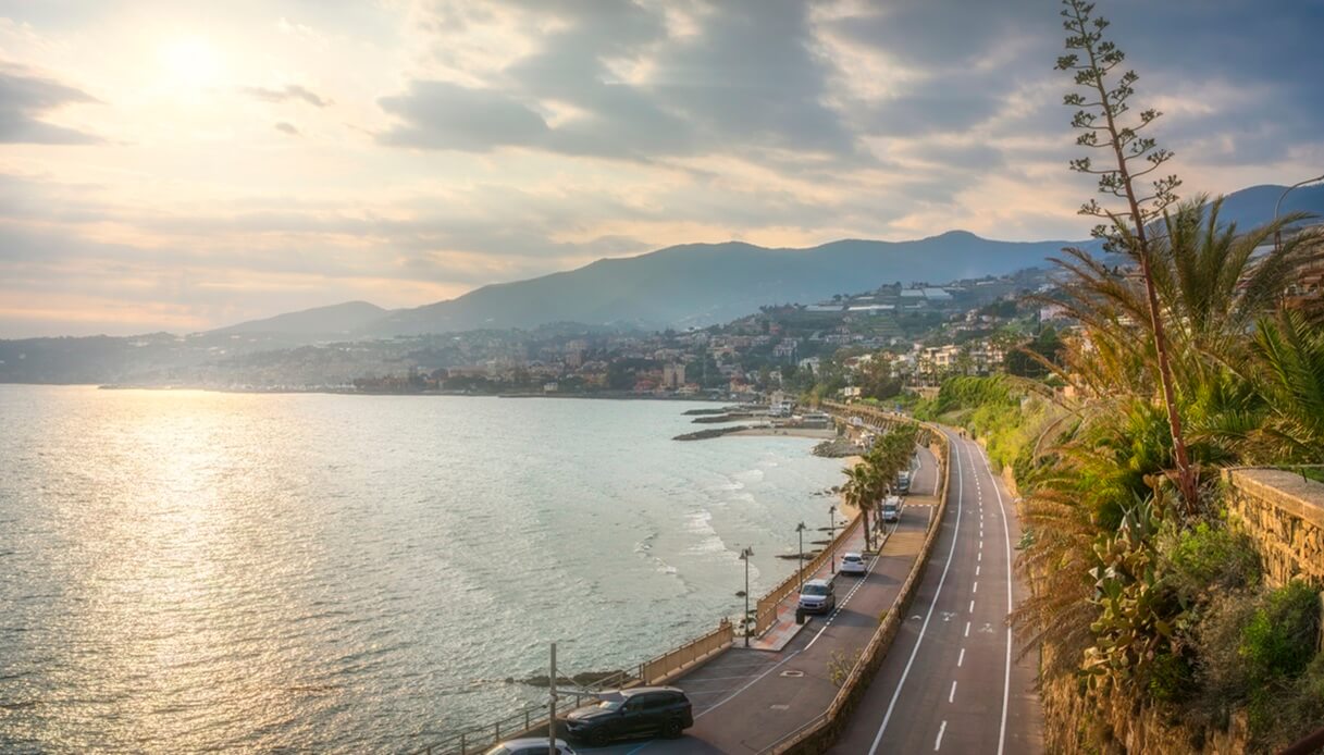 Viaggio vista mare lungo la Ciclovia Riviera dei Fiori: qui si pedala su una vecchia ferrovia