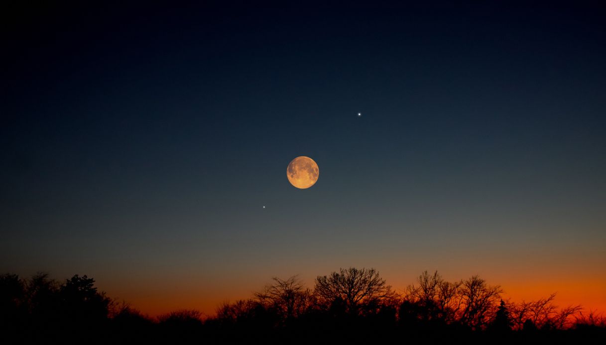 Luna piena nel cielo notturno