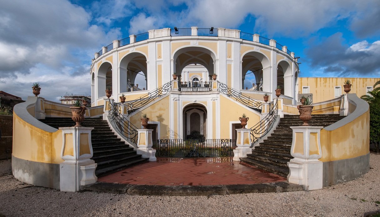 C'&egrave; anche Villa Campolieto, a Ercolano, tra le location di "Minerva - La scuola" 