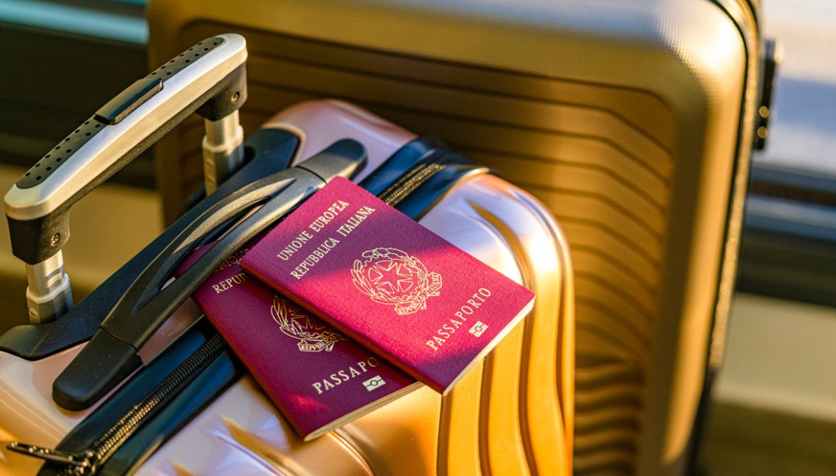 Primo piano di due passaporti italiani sulla valigia