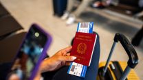 Passaporto nella carta stagnola in aeroporto: perché sta spopolando