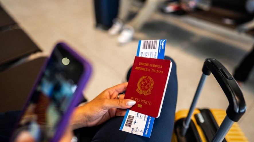 Passaporto nella carta stagnola in aeroporto: perché sta spopolando