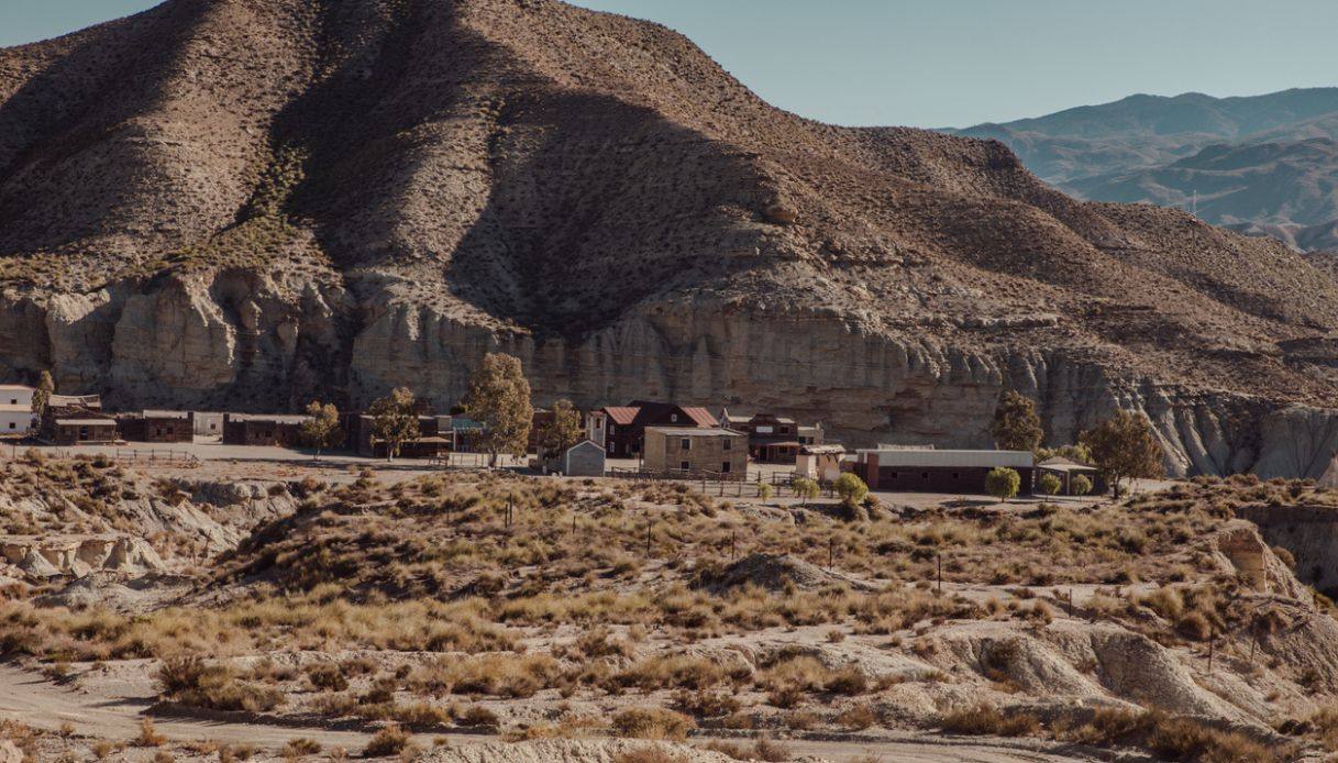 Veduta panoramica del villaggio Western Leone ai piedi di un'altura rocciosa nel deserto di Tabernas