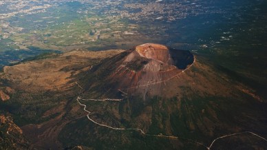 Trekking sui vulcani italiani: un viaggio suggestivo tra Etna, Eolie e Vesuvio