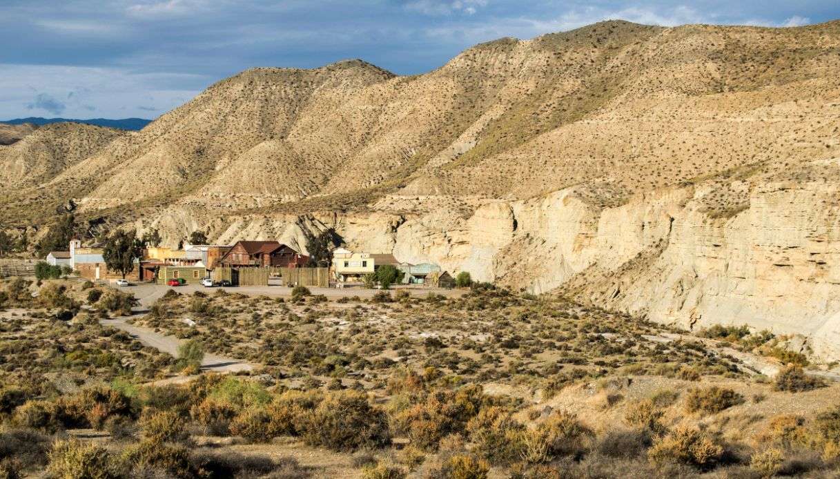 Villaggio western ai piedi delle colline brulle e delle pareti rocciose chiare del deserto di Tabernas