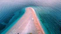 Non è mai la stessa due volte: Zlatni Rat, la spiaggia croata che cambia forma col vento