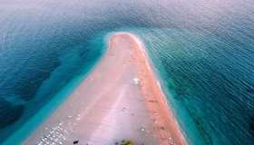 Non è mai la stessa due volte: Zlatni Rat, la spiaggia croata che cambia forma col vento