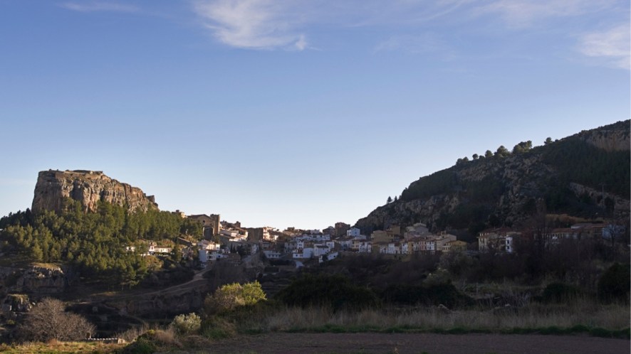 Tra le montagne c’è un borgo in bilico che nasconde impronte di dinosauri: Alpuente, tra i più belli di Spagna
