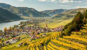 I 10 posti più belli al mondo dove ammirare il foliage autunnale: uno è vicino all’Italia