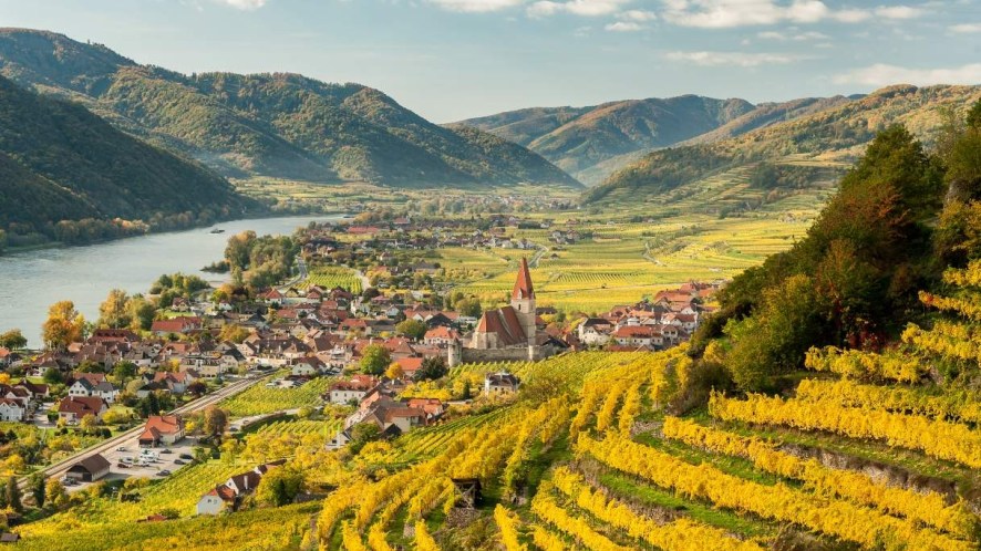 I 10 posti più belli al mondo dove ammirare il foliage autunnale: uno è vicino all’Italia