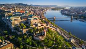Terme fumanti, quartieri creativi e città rosa: 3 fughe d’inverno da sogno con la promozione Ryanair