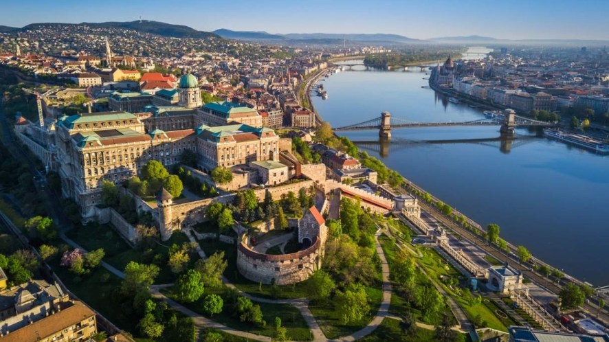 Terme fumanti, quartieri creativi e città rosa: 3 fughe d’inverno da sogno con la promozione Ryanair