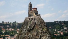 Sulla cima di un dente vulcanico c’è la meravigliosa Cappella di Saint-Michel d’Aiguilhe, gioiello francese