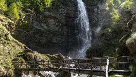Quasi 100 metri di tuono bianco: la Cascata della Froda è uno dei gioielli più autentici della Svizzera