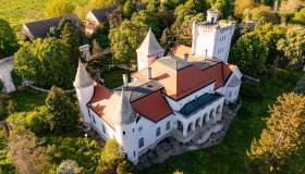 Il castello bianco nato dal sogno di un milionario: Fantast, tra cavalli, passaggi segreti e leggende serbe