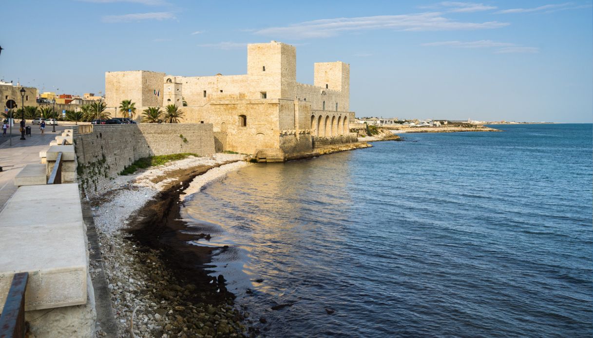 Veduta panoramica del Castello Svevo di Trani, Puglia