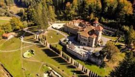 A quasi 1000 metri d’altezza, il Castello di Cantacuzino è il balcone più spettacolare (e misterioso) dei Carpazi