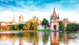 La fortezza da fiaba su un’isola a poca distanza dalla città: Castello di Franzensburg, tesoro austriaco