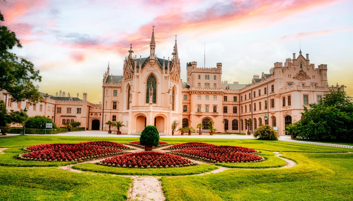 La reggia da fiaba con torri neogotiche e un parco pieno di sorprese: Castello di Lednice, perla della Moravia
