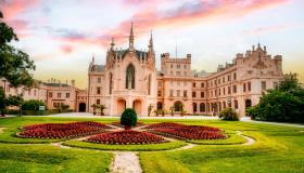 La reggia da fiaba con torri neogotiche e un parco pieno di sorprese: Castello di Lednice, perla della Moravia