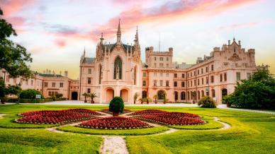 La reggia da fiaba con torri neogotiche e un parco pieno di sorprese: Castello di Lednice, perla della Moravia