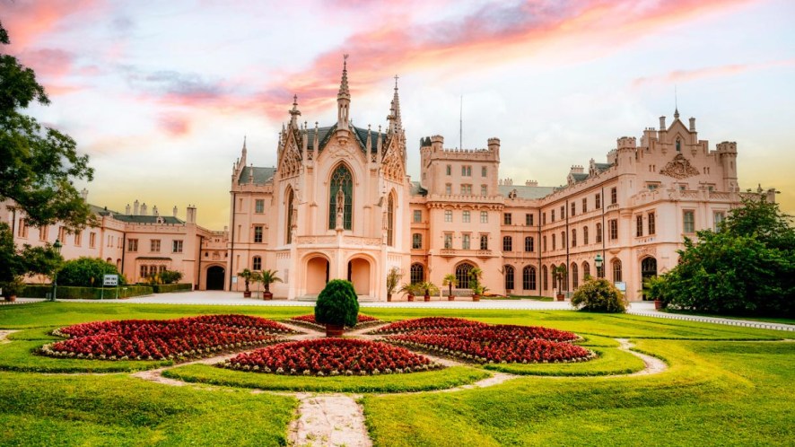 La reggia da fiaba con torri neogotiche e un parco pieno di sorprese: Castello di Lednice, perla della Moravia