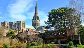 Un tuffo tra i mattoni rossi e le rovine di Chichester, la città inglese che custodisce 2000 anni di storia