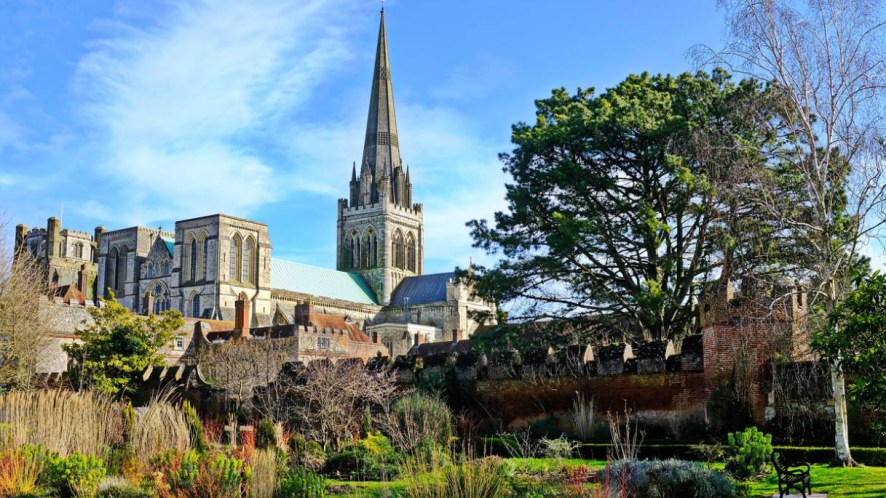 Un tuffo tra i mattoni rossi e le rovine di Chichester, la città inglese che custodisce 2000 anni di storia