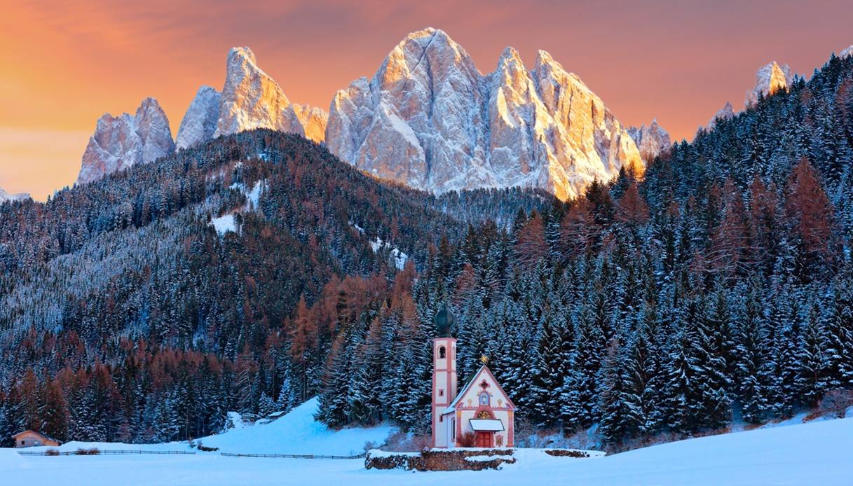 Forbes celebra le Dolomiti: la meraviglia italiana tra paesaggi innevati e borghi fiabeschi