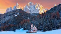 Forbes celebra le Dolomiti: la meraviglia italiana tra paesaggi innevati e borghi fiabeschi