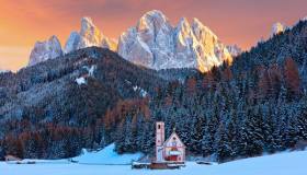 Forbes celebra le Dolomiti: la meraviglia italiana tra paesaggi innevati e borghi fiabeschi