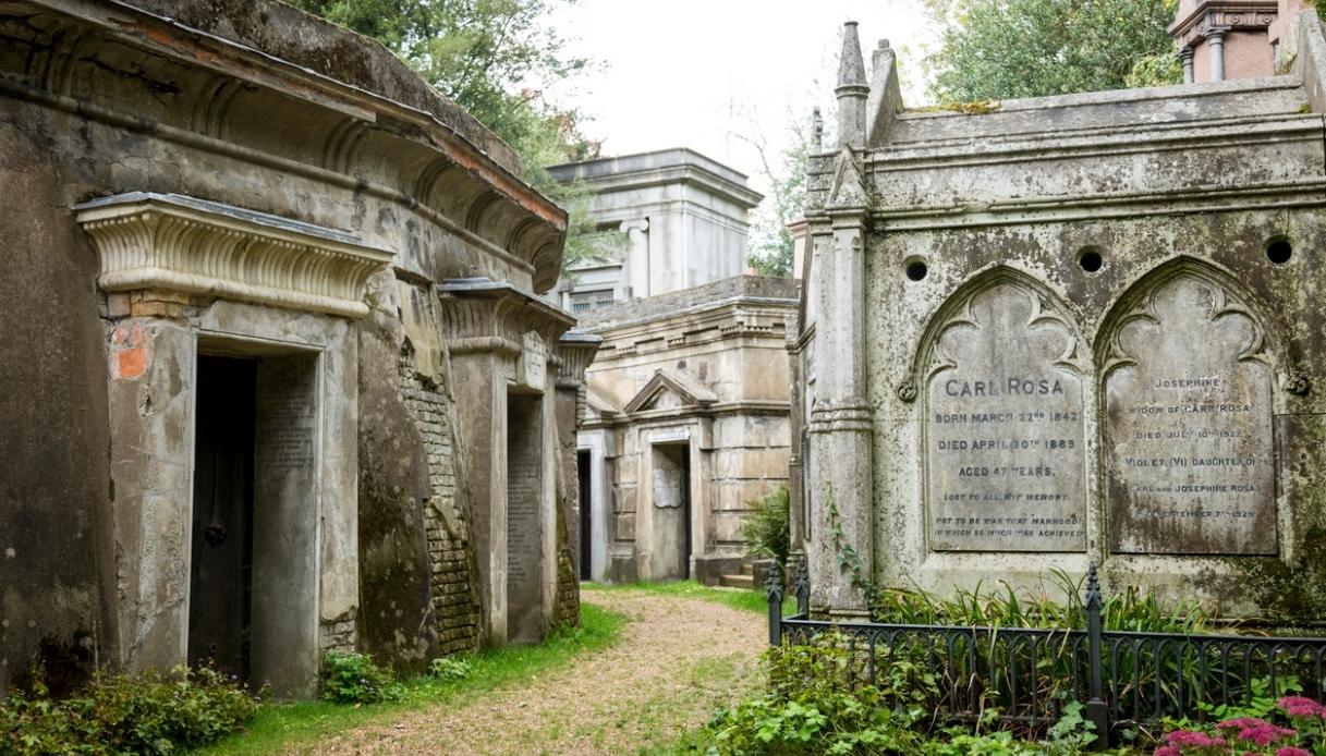 Passeggiare nel cimitero di Highgate a Londra