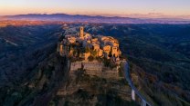 Civita di Bagnoregio e Bolsena conquistano il titolo di Capitale italiana dell’arte contemporanea 2028