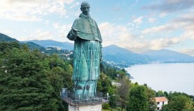 Il gigante italiano da record che ispirò la Statua della Libertà: il San Carlone, guardiano del Lago Maggiore