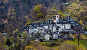 Viaggio tra le pietre secolari di Corippo, un minuscolo (ma elegantissimo) borgo in Val Verzasca